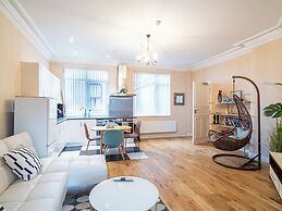 Creative & Cheerful Apartment by Avo in Sheffield