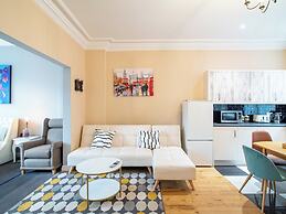 Creative & Cheerful Apartment by Avo in Sheffield