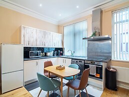 Creative & Cheerful Apartment by Avo in Sheffield