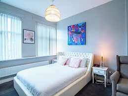 Creative & Cheerful Apartment by Avo in Sheffield