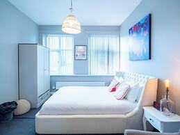 Creative & Cheerful Apartment by Avo in Sheffield