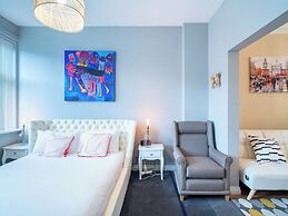 Creative & Cheerful Apartment by Avo in Sheffield