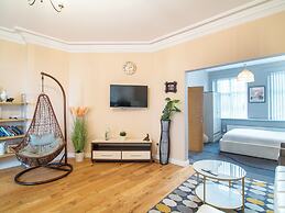 Creative & Cheerful Apartment by Avo in Sheffield