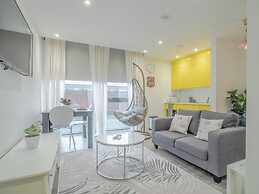 Chic and Cheerful pad in Sheffield City