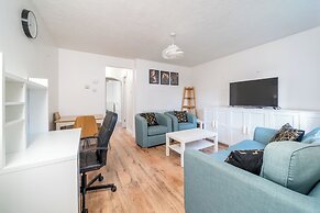 Crawley Stainer 1-bedroom With Parking and Garden