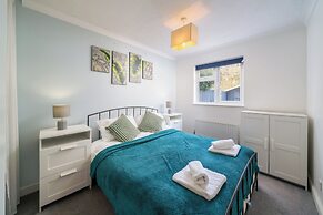 Crawley Stainer 1-bedroom With Parking and Garden