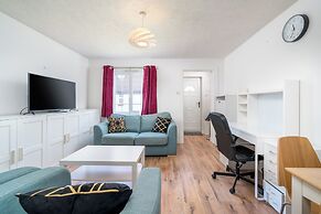 Crawley Stainer 1-bedroom With Parking and Garden