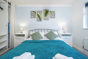 Crawley Stainer 1-bedroom With Parking and Garden
