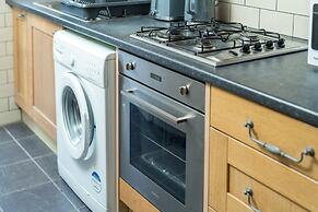 Crawley Stainer 1-bedroom With Parking and Garden