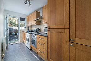 Crawley Stainer 1-bedroom With Parking and Garden