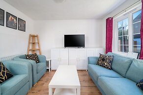 Crawley Stainer 1-bedroom With Parking and Garden