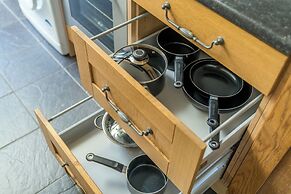 Crawley Stainer 1-bedroom With Parking and Garden