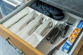 Crawley Stainer 1-bedroom With Parking and Garden