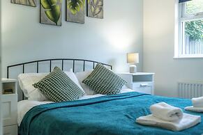 Crawley Stainer 1-bedroom With Parking and Garden