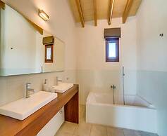 Spacious Villa With Infinity Pool