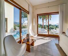 Spacious Villa With Infinity Pool