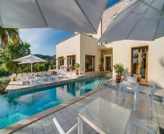 Spacious Villa With Infinity Pool