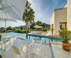 Spacious Villa With Infinity Pool