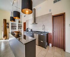 Spacious Villa With Infinity Pool