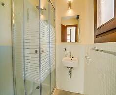 Spacious Villa With Infinity Pool