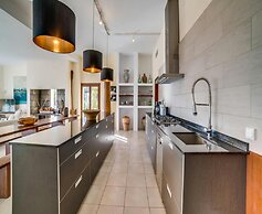 Spacious Villa With Infinity Pool