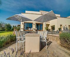 Spacious Villa With Infinity Pool