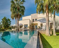 Spacious Villa With Infinity Pool