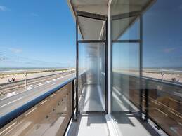 Apartment With Frontal sea View in Raversijde