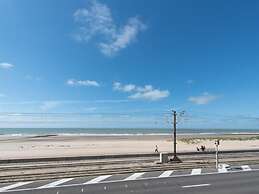 Apartment With Frontal sea View in Raversijde