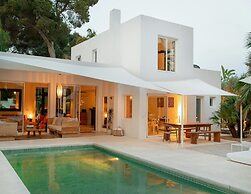 Lavish Villa Near Cala Llonga
