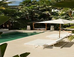 Lavish Villa Near Cala Llonga