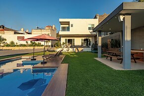 Loft with Pools and Rooftop Sky Bar