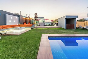 Loft with Pools and Rooftop Sky Bar