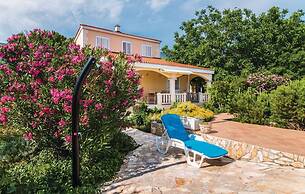 Picturesque Escape Holiday Home With Pool and Sauna