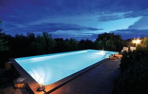 Picturesque Escape Holiday Home With Pool and Sauna