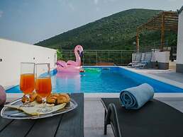 Tranquil Getaway Villa Prapatnica With Pool and Garden