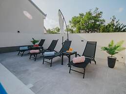 Tranquil Getaway Villa Prapatnica With Pool and Garden