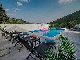 Tranquil Getaway Villa Prapatnica With Pool and Garden