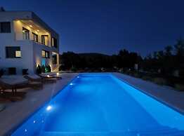 Modern Villa With Private Heated Pool and Lounge Area for a Relaxing S