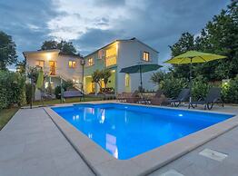 Sunny Escape Holiday Home Dicmo With Pool and Gym