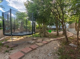 Sunny Escape Holiday Home Dicmo With Pool and Gym