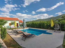 Sunny Escape Holiday Home Dicmo With Pool and Gym