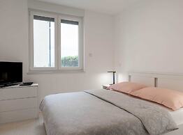 Spacious Povljana Apartment With Sea View and Terrace