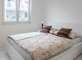 Spacious Povljana Apartment With Sea View and Terrace