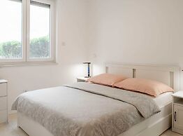 Spacious Povljana Apartment With Sea View and Terrace