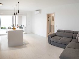 Spacious Povljana Apartment With Sea View and Terrace