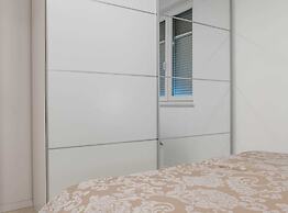 Spacious Povljana Apartment With Sea View and Terrace