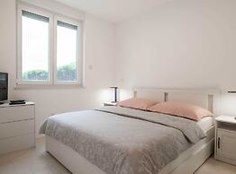 Spacious Povljana Apartment With Sea View and Terrace