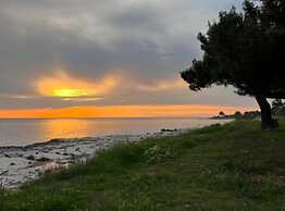 Seafront Dreamy Holiday Home Spina With Pool