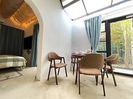 Serenity Courtyard Hotel